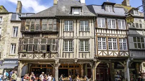 Typisch bretonisch und zum Verlieben romantisch: die Altstadt von Dinan – nur eine von vielen Etappen unserer Rundreise durch die Bretagne