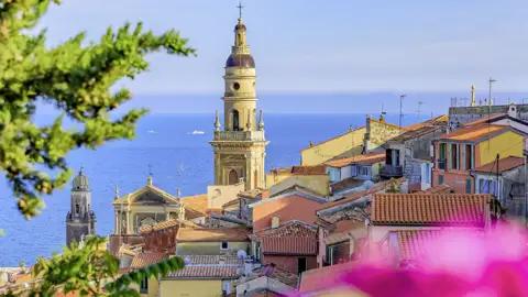 In Menton trifft italienisches Flair auf französischen Charme. Ihr Studiosus-Reiseleiter kennt die schönsten Winkel der malerischen Altstadt und führt Sie während unserer Studienreise an die Côte d'Azur in die farbenfrohe Markthalle, wo die kulinarischen Schätze der Region duftend und farbenfroh vereint sind.