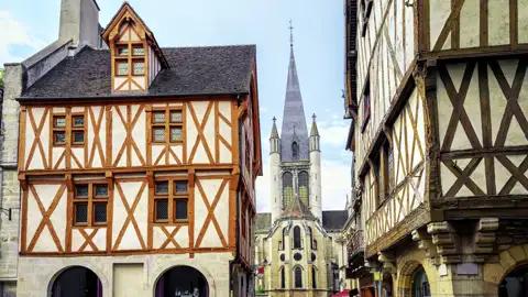Kommen Sie mit auf unsere Studienreise ins Burgund und entdecken Sie dabei unter anderem die romantische Altstadt von Dijon, die mit ihren Fachwerkhäusern und Sakralbauten, etwa der Kirche Notre Dame, von ihrer Geschichte erzählt.