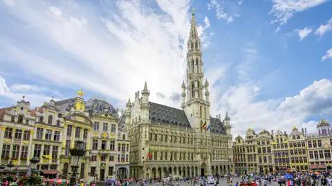 Folgen Sie Ihrer Studiosus-Reiseleiterin in Brüssel durch die Altstadt und zum Grand Place, der mit seinem Ensemble historischer Bürgerhäuser zu einem der schönsten Plätze der Welt zählt.