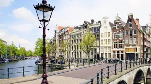 Die Grachten in Amsterdam sind ein Symbol der Stadt. Wir erkunden bei unserem Aufenthalt in der Flussmetropole den im 17. Jahrhundert in der Altstadt entstandenen Grachtengürtel bequem per Boot.