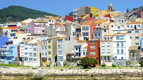 Unsere Rundreise durch Galicien führt uns entlang der wilden Atlantikküste nach A Guarda mit seinen bunten Fischerhäusern. Hoch über dem Meer besuchen wir die Keltensiedlung am Monte de Santa Tecla, in der das reiche keltische Erbe Galiciens lebendig wird.