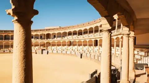 Stierkampfarena von Ronda mit Sandplatz und Sitzreihen über zwei Geschosse