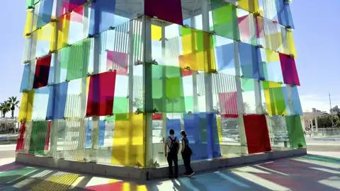 Im Hafen von Málaga, wo sich der Kreis unserer Studienreise nach Andalusien schließt, steht das originelle Gebäude El Cubo, Ableger des Pariser Centre Pompidou mit mehr als 80 Werken großer Künstler.
