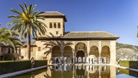 Einer der Höhepunkte unserer elftägigen klassischen Studienreise durch Andalusien ist der Besuch der Alhambra mit dem Partal-Palast und den Gärten des Generalife in Granada.