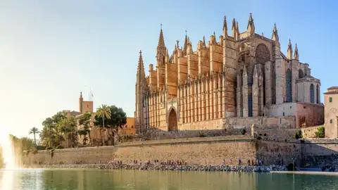 Auf der Studiosus-Reise nach Mallorca erkunden wir die Altstadt von Palma, besichtigen die imposante Kathedrale La Seu und die arabischen Bäder – und genießen typisches Schmalzgebäck beim entspannten Leuteschauen.