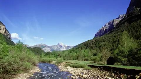Erleben Sie auf unserer geführten Studienreise durch die Pyrenäen unvergessliche Wanderungen durch grüne Täler, zu kristallklaren Bergseen und beeindruckenden Wasserfällen – inmitten der atemberaubenden Natur von Frankreich und Spanien.