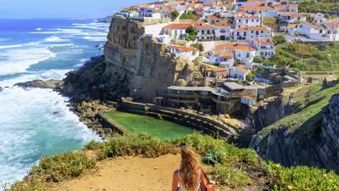Auf unserer Studienreise zu Portugals Höhepunkten besichtigen wir auch das Küstenstädtchen Sintra mit seinem Naturpool an der felsigen Küste.