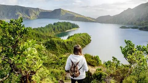 Die Azoreninsel Sao Miguel ist vulkanischen Ursprungs – sichtbar ist das nicht nur an ihren vulkanischen Kratern und tiefen Lagunen, sondern auch an der zerklüftenen Küste.