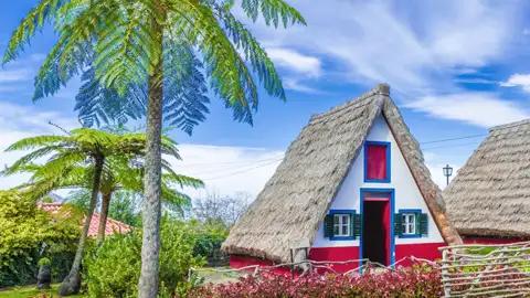 Auf unserer Rundreise auf Madeira besuchen wir u.a. das kleine Dorf Santana, bekannt für seine wunderlichen, hübschen strohgedeckten Häuser.