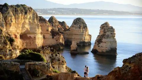 Auf unserer Wanderreise Portugal erkunden wir die beeindruckenden Felsenküste rund um Lagos.