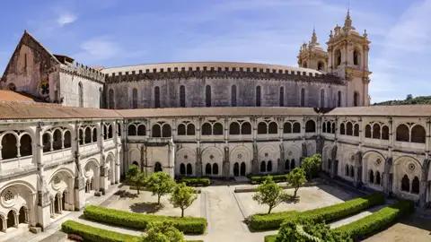 Auf unserer Rundreise durch Portugal besichtigen wir das Kloster Mosteiro da Batalha, ein wichtiges Denkmal der portugiesischen Gotik. Der ruhige Innenhof ist perfekt für den Vortrag ihrer Reiseleiterin.