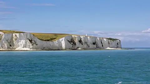So sehen wir die Kreidefelsen von Dover von der Fähre aus. Wenn wir dabei wehmütig werden, war es eine schöne Zeit auf unserer Komfortbus-Studienreise nach Großbritannien.
