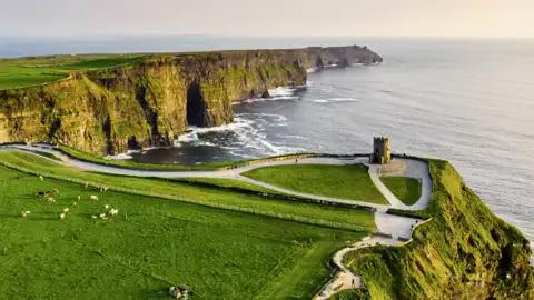 Die spektakulären 200 m hohen Klippen von Moher im County Clare stehen natürlich als Highlight auf der Route unserer Studienreise nach Irland. Hoffentlich haben wir so gutes Wetter wie auf diesem Bild!