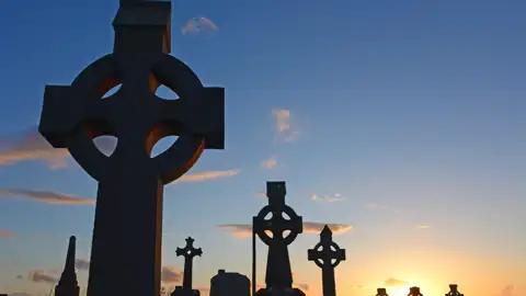 Auf unsrer Rundreise durch Irland und Nordirland sehen wir zahlreiche der typischen keltischen Hochkreuze. Das wohl schönste steht in Monasterboice, aber auch auf vielen Friedhöfen, wie hier im Abendlicht sind sie zahlreich zu finden.