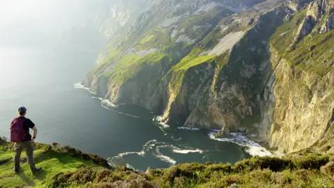 Auf unsrere Rundreise durch Irland und Nordirland unternehmen wir leichte, aber dennoch spektakuläre Wanderungen, z.B. am Slieve League im County Donegal mit Blick auf die steilen Klippen und das Meer.