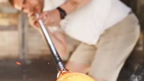 In einer smaaländischen Glashütte wird feinstes Designglas geblasen.