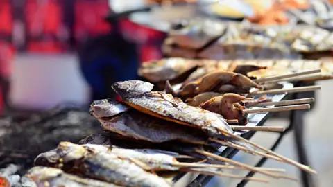 Auf unserer Studienreise mit dem Komfortbus durch Skandinavien werden Sie es genießen: Überall ist  frischer Fisch angesagt, ob wie hier in Norwegen vom Grill, ob eingelegt oder gar in Tuben!