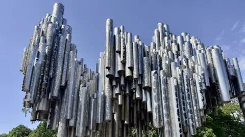 Helsinki ist die Designhauptstadt Europas und finale Station unserer Rundreise mit Studiosus durch Skandinavien. Besonders interessant ist die abstrakte Stahlrohrkonstruktion des Sibelius-Denkmals.