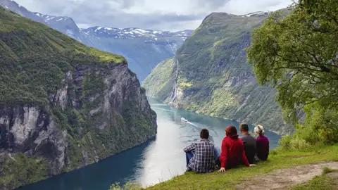 Am Geirangerfjord liegt uns die Pracht der Naturwunder zu Füßen. Auf unserer Rundreise erleben wir die Welt der Fjorde in Norwegen mit Studiosus-Reiseleitung.
