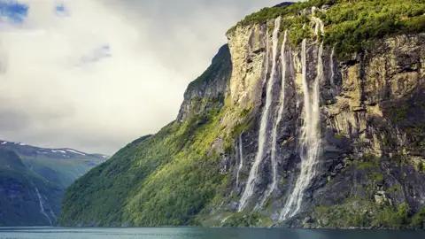 Der Geirangerfjord zählt zum UNESCO-Welterbe für Natur. Dieses Spektakel erleben wir auf der Rundreise durch die Welt der Fjorde hautnah.
