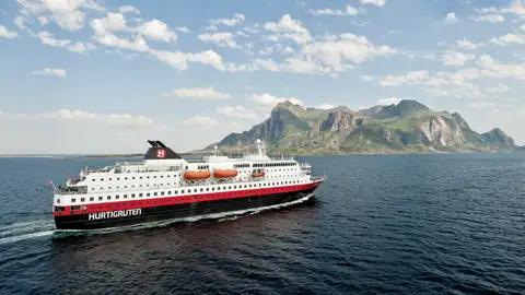 An Bord eines komfortablen Hurtigruten-Schiffes sind wir auf dieser Studienreise an Norwegens Küste unterwegs.