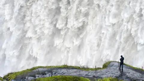 Die umfassende Studienreise durch Island ist reich an grandiosen Landschaftseindrücken und Naturerlebnissen. Am Dettifoss im Norden der Insel rauscht das Wasser dröhnend in die Tiefen des Jökulsargljufur-Nationalparks hinab.