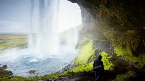 Auf unserer Reise nach Island besuchen wir mehrere Wasserfälle und einen ebenso mächtigen Sturzbach, hinter dem ein Schatz begraben sein soll.