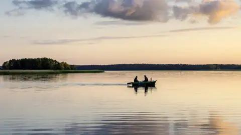 Während unserer umfassenden, 13-tägigen Studienreise durch Polen übernachten wir zwei Nächte im Naturwunderland Masuren, mit Seen, vielen Inseln und Wäldern.