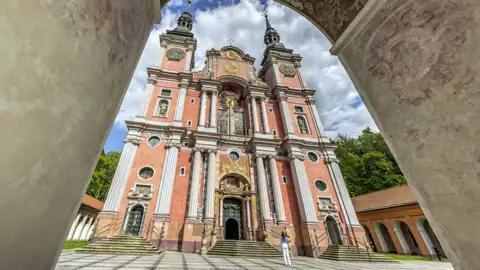 Unsere zehntägige Studienreise durch Polen führt uns auch nach Swieta Lipak (Heiligelinde), wo uns beim Besuch der barocken Wallfahrtskirche der Klang von fast 4000 Orgelpfeifen begeistert.