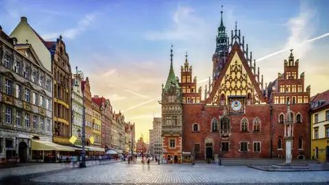 Blick auf den Marktplatz von Breslau mit dem historischen Rathaus im Hintergrund