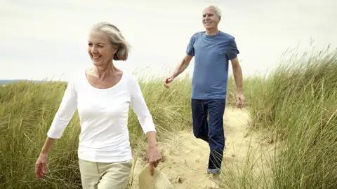 Geruhsam in 14 Tagen und mit Studiosus-Reiseleiterin die drei baltischen Staaten kennenlernen. Natur- und Kulturerlebnisse sowie Begegnungen mit Land und Leuten. Der Reiseverlauf lässt viel Zeit für eigene Entdeckungen wie hier auf einem Spaziergang auf den Dünen der Ostsee.