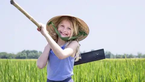 Auf unserer 14-tägigen Familienreise durch Vietnam haben Kinder und Eltern die Gelegenheit Bauer Xua bei der Arbeit auf dem Reisfeld in der Nähe von Hoi An zu helfen.
