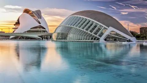 Die Ciutat de les Arts i les Ciències – die Stadt der Künste und der Wissenschaften -  ist das moderne Wahrzeichen Valencias und eines der architektonischen Hightlights auf unserer Studienreise.