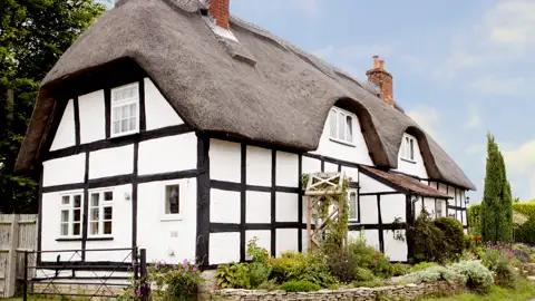 Auf unserer Busreise durch Südengland begegnen uns immer wieder die schönen alten Cottages.
