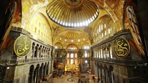 Ein Blick in den gold schimmernden Innenraum der Hagia Sophia in Istanbul, die wir auf unserer Städtereise auch besuchen.