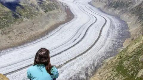 Auf Ihrer Rundreise durch die Schweiz sehen Sie im Wallis auch den Aletschgletscher mit mehreren Viertausendern im Hintergrund.