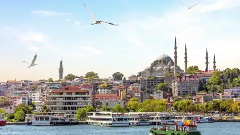Zwischen Wasser und Land: Dank der einzigartigen Lage Istanbuls an Bosporus und Goldenem Horn bieten sich uns immer wieder herrliche Blicke auf Kuppeln und Minarette.