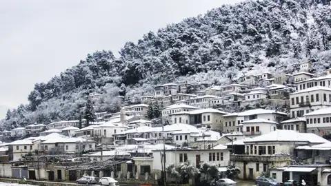 Auf unserer Silvester-Reise für Singles und Alleinreisende nach Albanien feiern wir nicht nur in der Hauptstadt Tirana, wir machen auch einen Ausflug nach Berat (UNESCO-Welterbe).