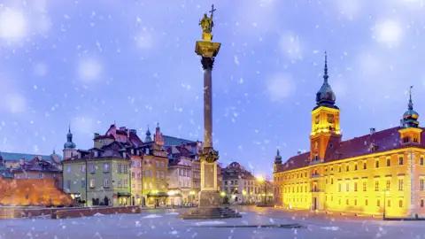 Während unserer Silvesterreise für Singles und Alleinreisende spazieren wir durch die Altstadt von Warschau, sehen die Sigismundssäule und das Schloss.