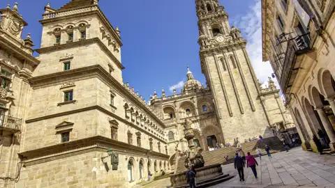 Mit Studiosus erleben Sie auf dieser Studienreise in 12 Tagen die schönsten Städte und Landschaften auf dem Jakobsweg in Nordspanien. Eine abwechslungsreiche Kombination mit kulturellen Highlights wie der Kathedrale von Santiago de Compostela mit ihrem markanten Glockenturm.