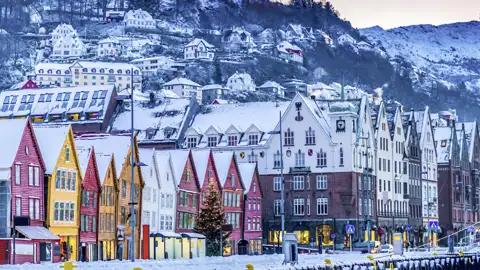 Auf unserer Eventreise durch Norwegen lassen wir uns von den eingeschneiten Wintersiedlungen verzaubern, während wir durch die kleinen Orte spazieren