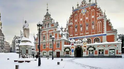 Auf unserer Silvesterreise erkunden wir gemeinsam in der Gruppe die Altstadt von Riga und bewundern die verschneite Petrikirche