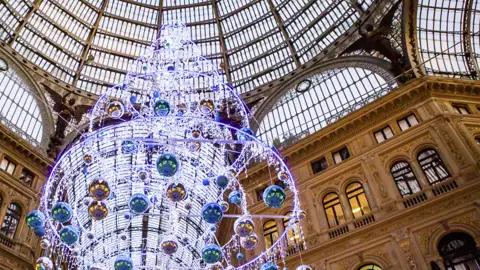 Besuchen Sie die Galerie Umberto auf Ihrer Eventreise nach Neapel und bewundern Sie die restliche weihnachtliche Deko