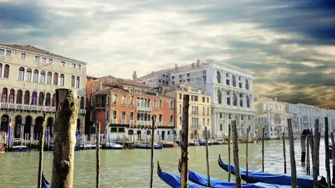 Schlendern Sie auf Ihrer Studienreise am Canale Grande entlang und bewundern Sie die prächtigen Fassaden und die typischen Gondeln.