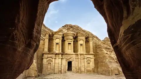 In Petra steigen wir auf einem Treppenweg zum Felsengrab Ed-Deir, dem sogenannten Kloster, hinunter. Ankommen, Tee trinken und warten, bis die Spätnachmittagssonne die Felswände zum Glühen bringt. Einer der Höhepunkte unserer Wanderreise durch Jordanien.