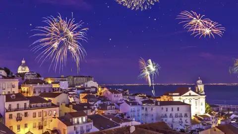 Auf unserer Event-Reise begrüßen wir mit einem farbenfrohen Feuerwerk über Lissabon das neue Jahr.