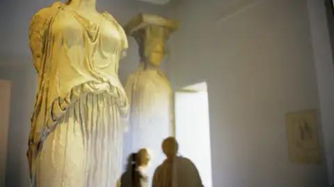 Auf unserer Studienreise nach Athen erkunden wir das Akropolismuseum in Athen.