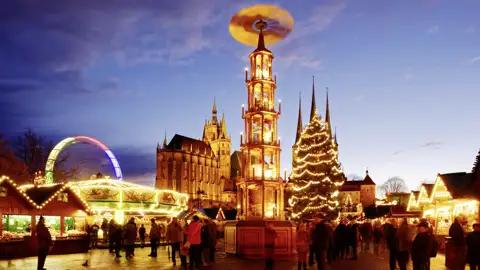 Gemeinsam in der Gruppe schlendern wir auf unserer Silvesterreise über den Weihnachtsmarkt in Erfurt.