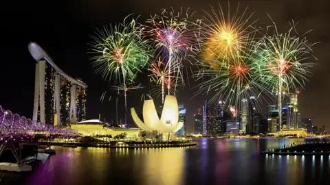 Mit einem bunten Feuerwerk, direkt an der Skyline von Singapur, starten wir auf unserer Eventreise perfekt in das neue Jahr